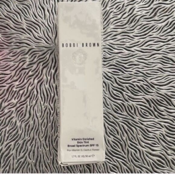 Bobbi Brown Vitamin Enriched Skin Tint SPF 15 Colour: Golden 3 - Picture 11 of 12